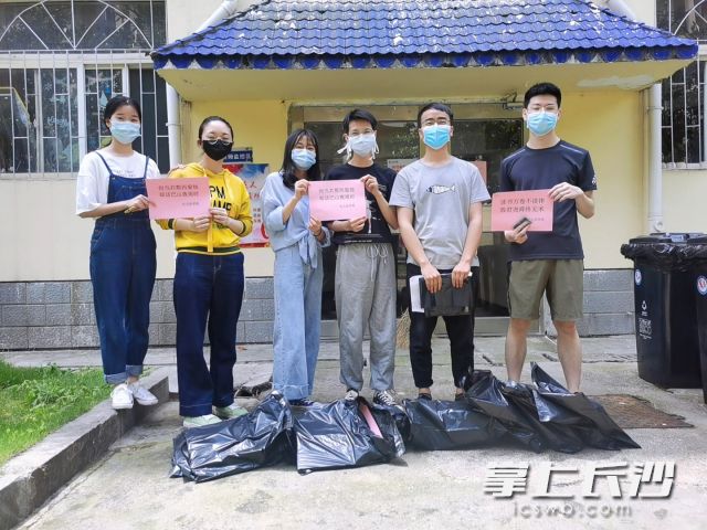 开云官方网站法学院的毕业生志愿者为学弟学妹们寄出学习包裹。